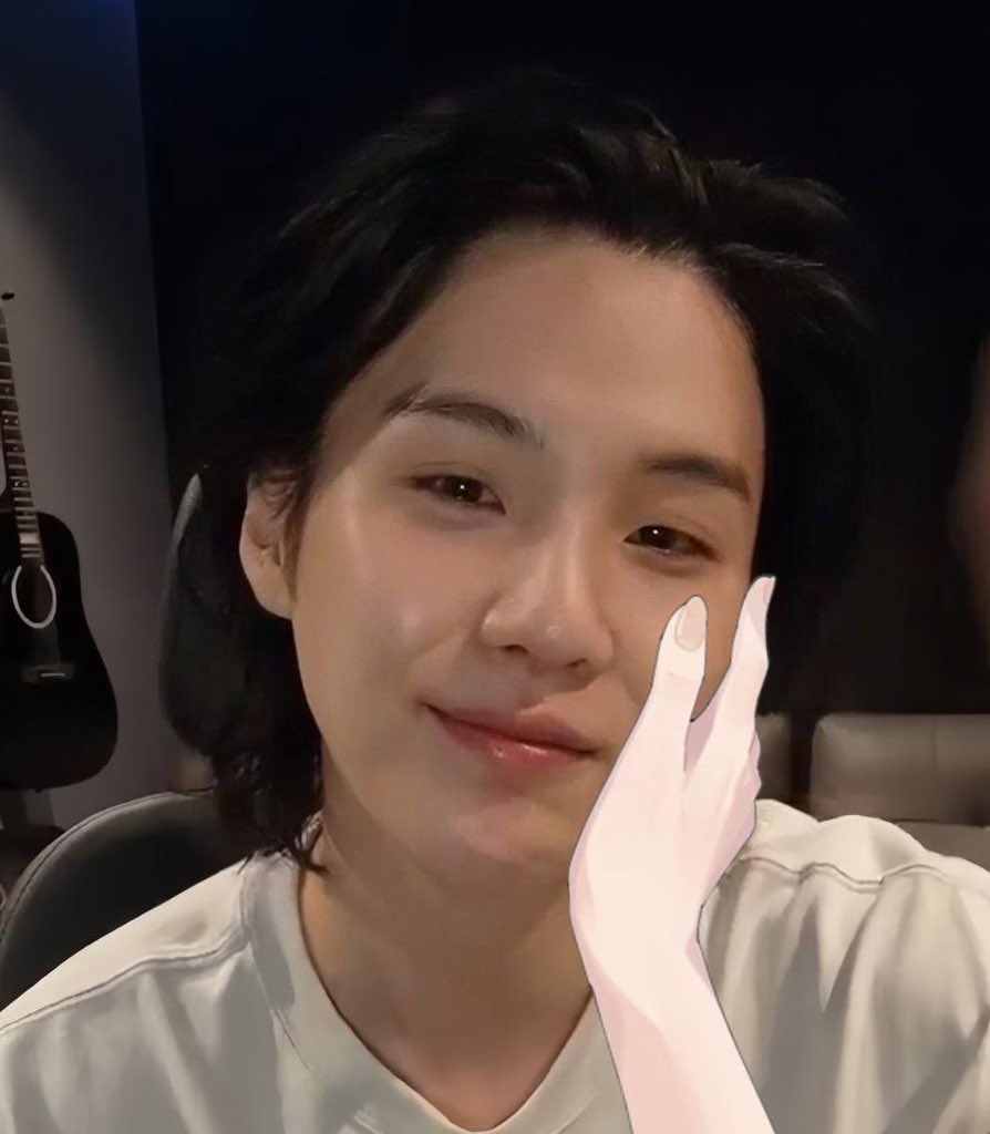 - آرمی این عبارت باید ترند باشه بندازین این زیر:

WE LOVE YOU YOONGI