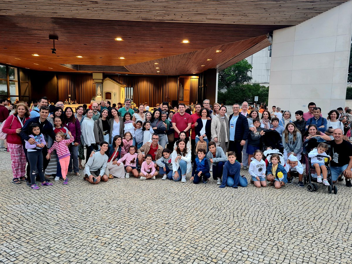 Damos gracias a Dios porque familias del MFC de varias diócesis de España hemos podido participar en el XIX Encuentro de Familias que organiza la diócesis de Toledo en el Santuario de Fátima. 
Caminamos junto a la Madre que nos muestra el camino hacia Jesús, el Camino del Cielo.