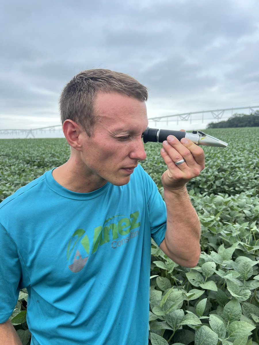 Our agronomist Cody is showing us how he does Brix testing on our soybean strip trials! 

<a href="/elevateag1/">Elevate Ag</a> 

#Titalgrow #Oceanic #Hypergrow #Spectra #Brix