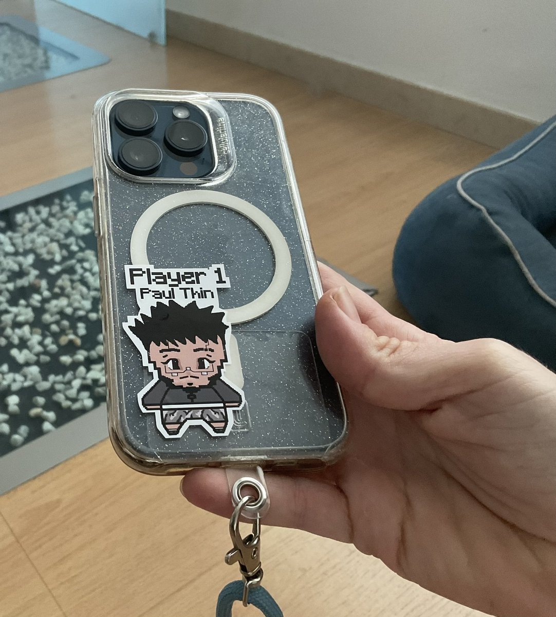 si os ha molado que sepáis que he preparado unas pegatinas para llevármelas a los conciertos para repartir 👾✨ yo ya me la he puesto en el móvil