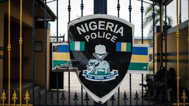 How Nigerian Police Dehumanised Undercover Journalist @PIDOMNigeria, Handcuffed Him For Days Without Food, Water In Solitary Hole | Sahara Reporters bit.ly/3Mgp9nN