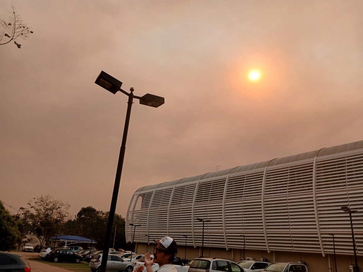 metsul's tweet photo. AGORA | Instituto de Geociências da Unicamp, em Campinas, com o céu laranja pela fumaça das queimadas. 📷 @Czar_LOL https://t.co/5jAtOuLrFn