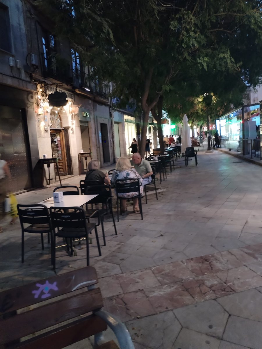 Acera del darro., Casa Enrique. Mesas permitidas 6 y pongo 7 por qué le da la gana. Que bien cumplen con la normativa. <a href="/PoliciaGr/">Policía Local de Granada</a>
<a href="/1JorgeSaavedra/">Jorge Saavedra</a>
<a href="/aytogr/">Ayuntamiento de Granada</a>
<a href="/JRFerreiraSiles/">Juan Ramón Ferreira</a>