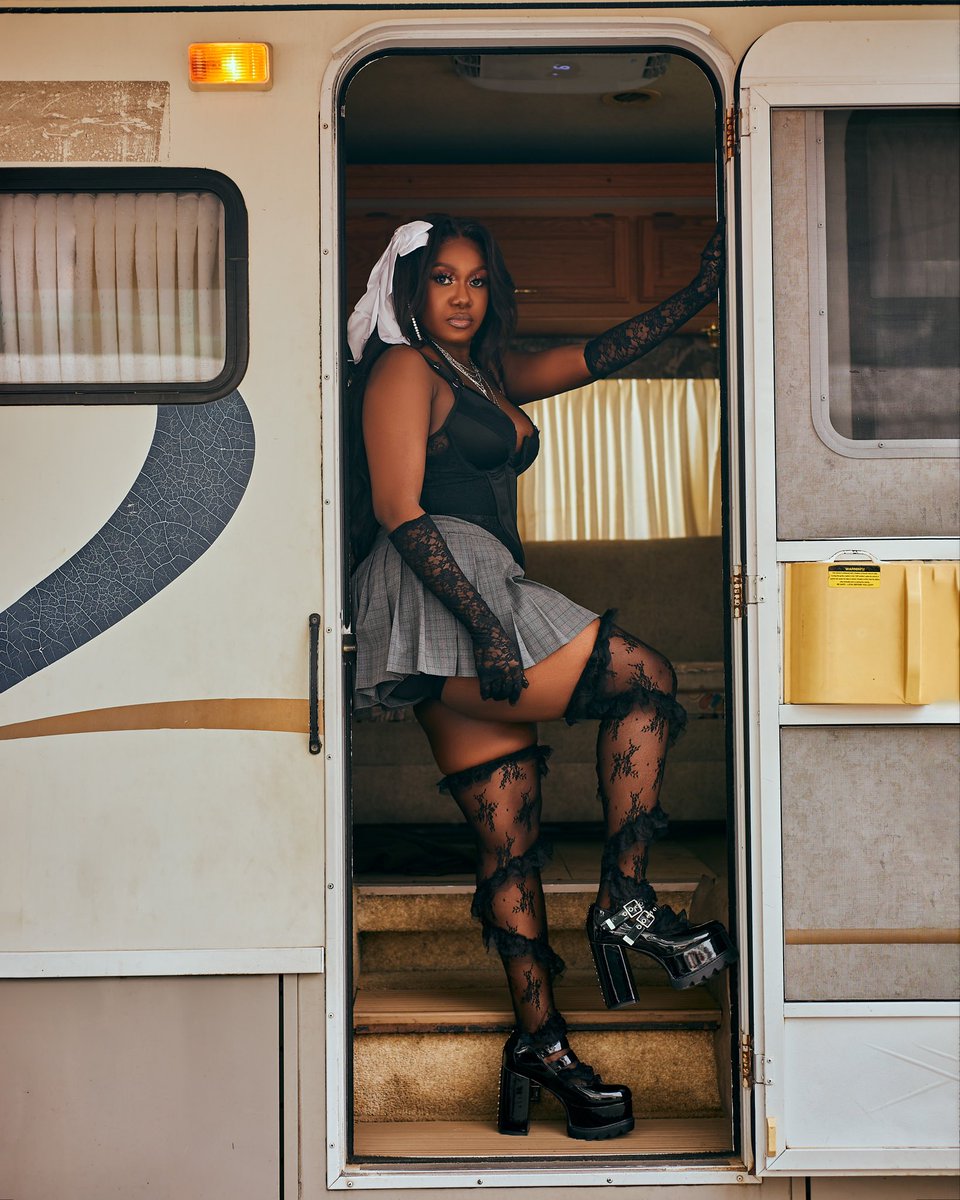 OfficialNiniola's tweet image. How I pull up 🔥🥰🍫

Very Demure , Very Mindful … 🔥🔥🎶

“FORMULA” Video Out Now 💃🎶🔥😉

Link:  youtu.be/szeXME5YxeI

#NINIOLA
#QOAH
#QOTS
#AFROBOSS
#FORMULA
#PRESSPLAY