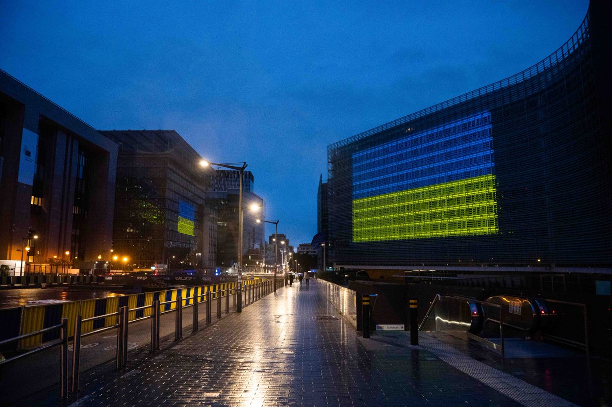 EU_Commission's tweet photo. The Ukrainian flag is a symbol of freedom and resistance against aggression. 
 
And on the occasion of 24 August - Independence Day of Ukraine, we are illuminating our headquarters in Brussels. 
 
Europe will be at 🇺🇦 side for every single day of the war, and for every single day thereafter.