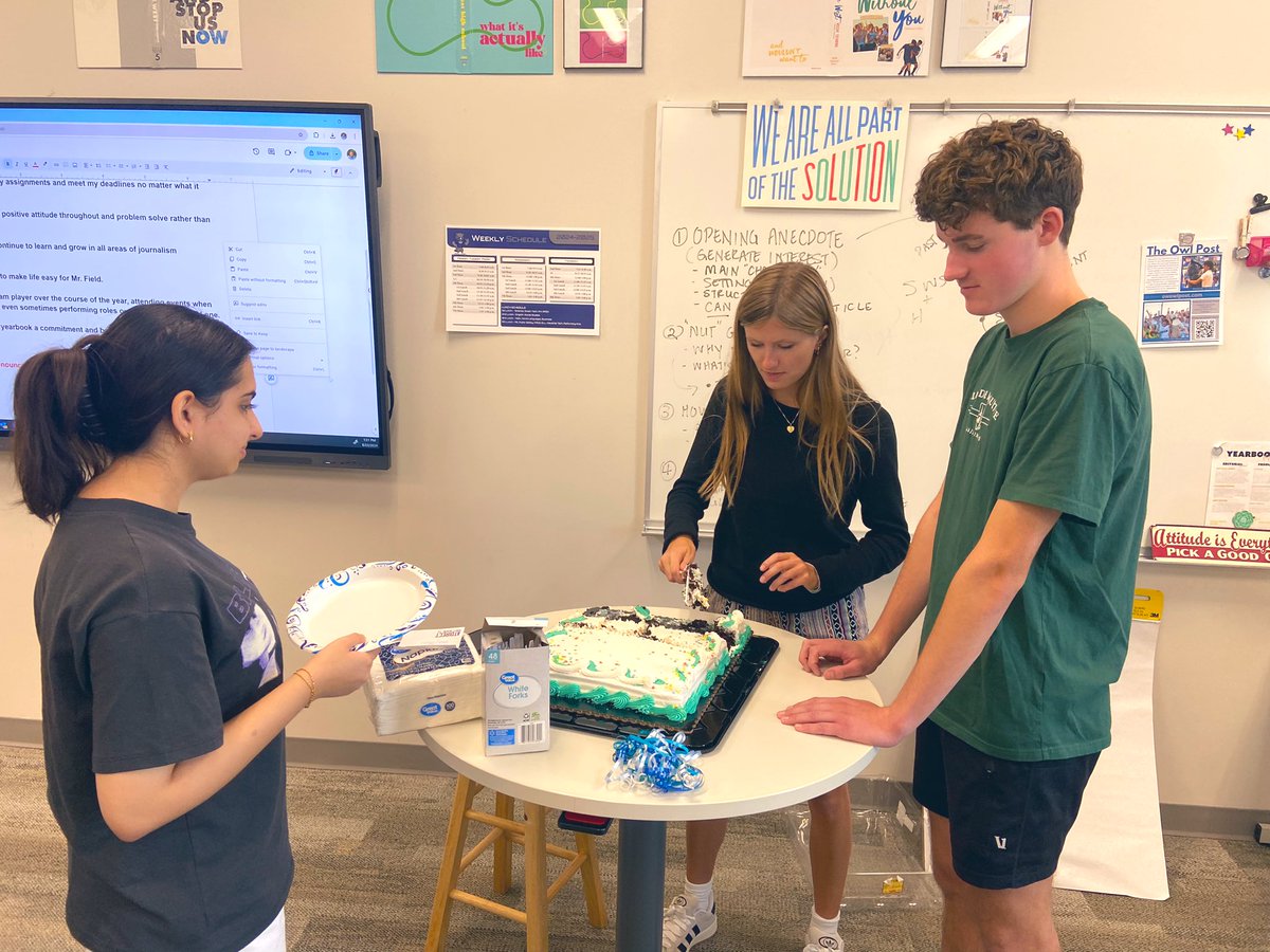 And we’re off! Inaugurating this new year with some cake! Love that the editors took the charge to serve the staff