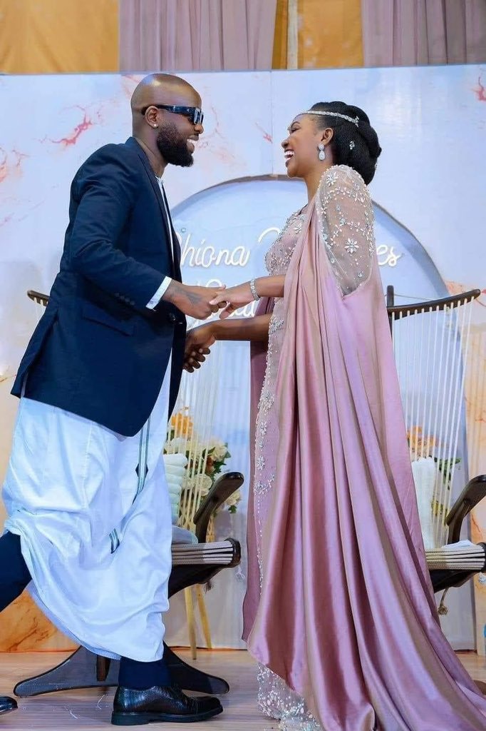 LucaVaran's tweet photo. Le chanteur Eddy Kenzo se  marie à une ministre et il est nommé par la suite  conseiIIer du Président. 

Que Dieu nous bénisse de la sorte. 🤲🏽 https://t.co/M8LcpuMNMG