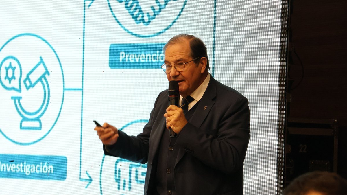 autonomadechile's tweet photo. Con palabras del decano, @Dr_LCastillo, y del Vicerrector de Sede, @EmilioGuerraUA, celebramos la inauguración de la carrera de #Medicina en nuestra sede #Temuco 👏🏼. Este hito marca un avance significativo en el proyecto educativo que hemos desarrollado durante los últimos 35 años ❤️. Autoridades y miembros de nuestra comunidad universitaria tuvieron el honor de recibir al Dr. Jorge Rojas Zegers, Premio Nacional de Medicina 2024, quien conmemoró este importante logro con su conferencia “COANIQUEM: Una experiencia exitosa de trabajo en equipo en salud”.