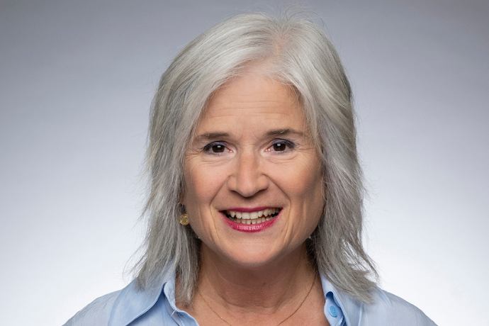 📖 Dans la conclusion de « Les nouvelles politiques scolaires : en hommage à Yves Dutercq » (<a href="/PUReditions/">Presses universitaires de Rennes</a>, 2024), la professeure <a href="/nbelange1/">Nathalie Bélanger</a>, est nommée parmi la nouvelle génération de sociologues francophones de l'éducation. <a href="/uOttawaResearch/">uOttawa | Innovation</a> 🔗 brnw.ch/21wM2kz