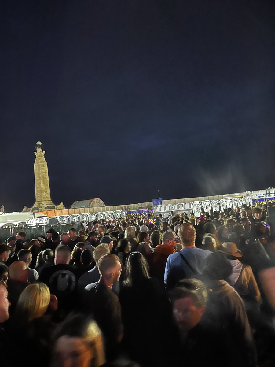LindfieldScott's tweet photo. @victoriousfestival sort your shot out. The toilet situation is rediculous!!! https://t.co/WNhY6qX1u2