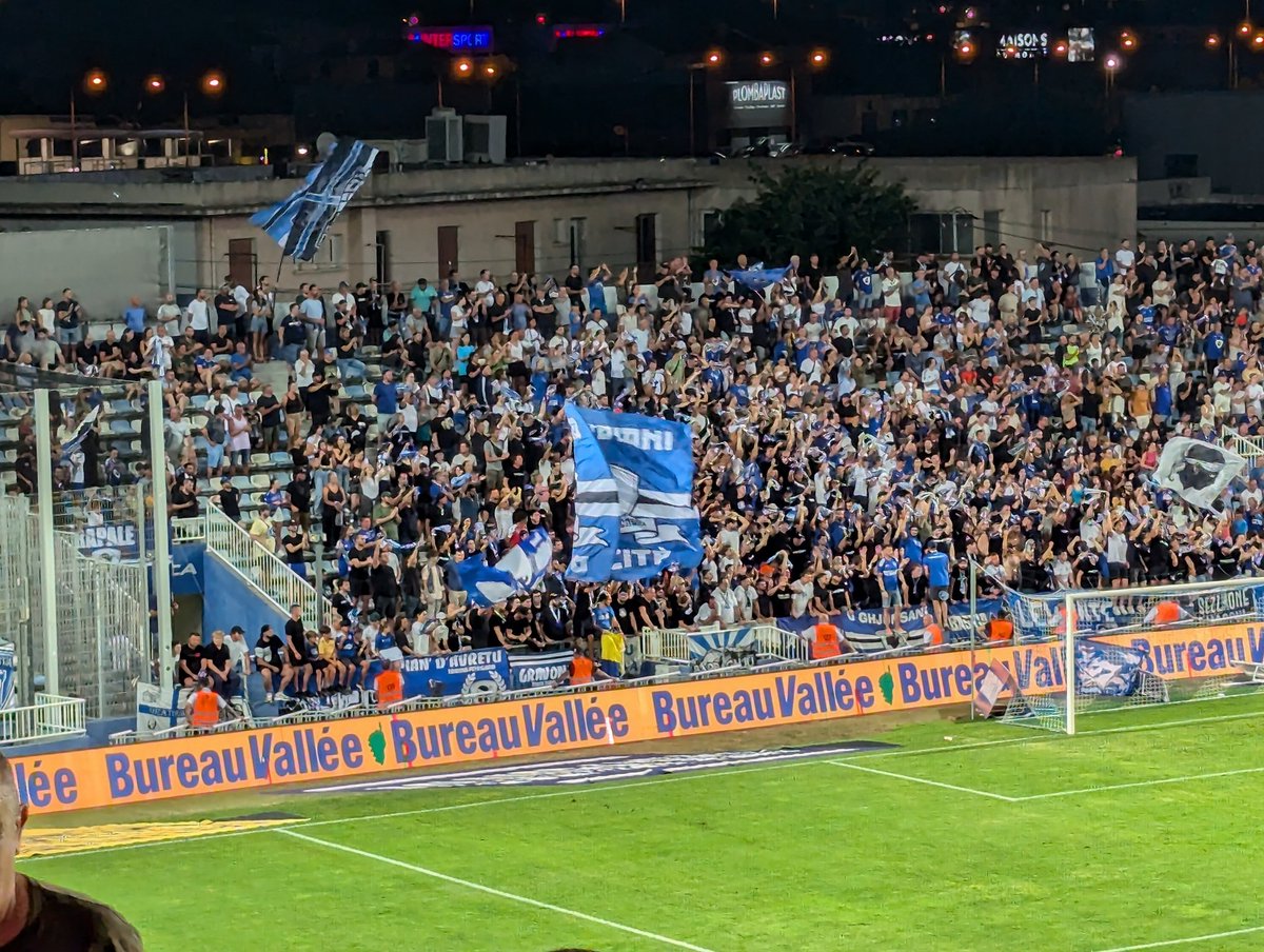 SpirituTurchinu's tweet photo. Vittoriaaa ! 🎉

Dans un stade à guichets fermés, le Sporting s'impose 1-0 face à Amiens pour son premier match de la saison à Furiani, le capitaine turchinu C. Vincent a ouvert le score à la 56e minute. Le SCB compte 4 pts en deux matchs.Bravo à nos turchini, forza Bastia ! 🔵⚪ https://t.co/kBQ881Gbw9