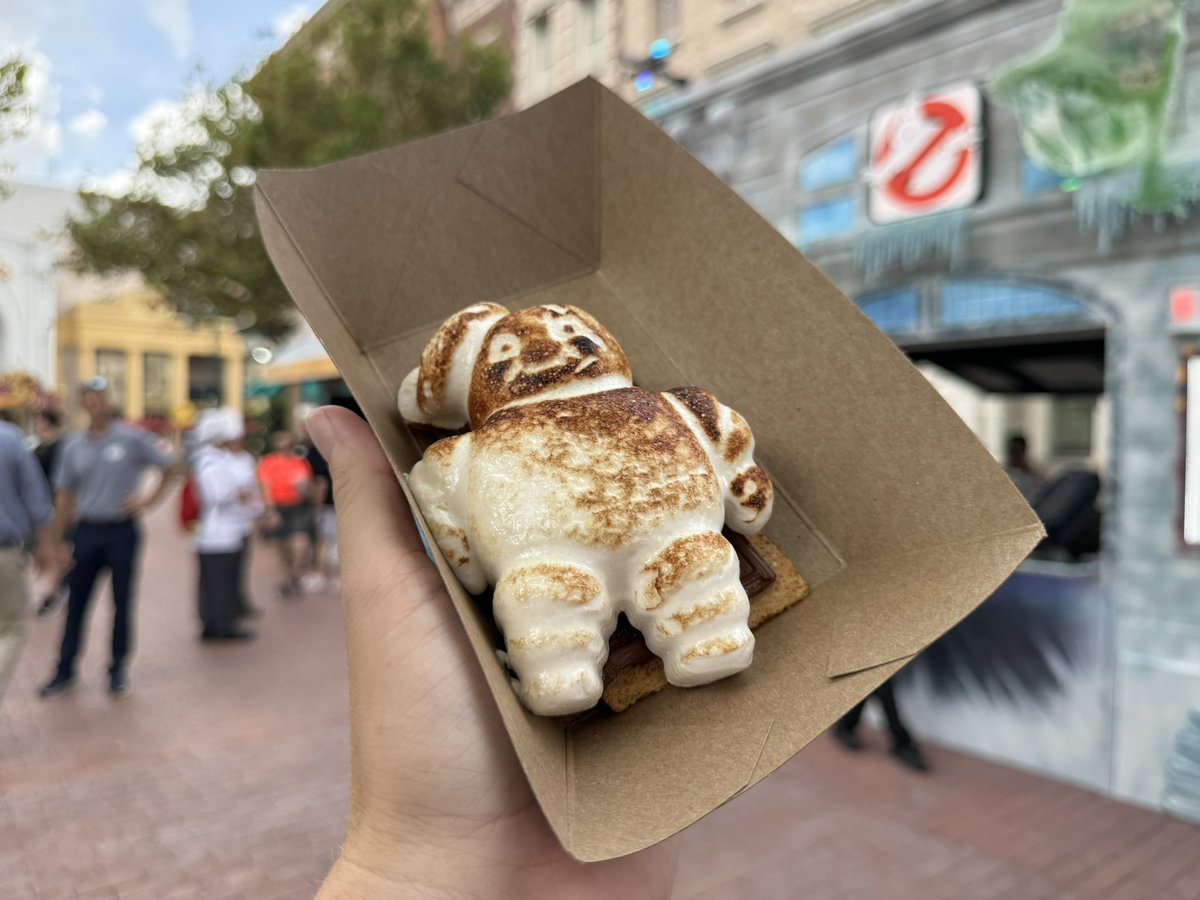 AnniesUniUpdate's tweet photo. First look at the Stay Puft Marshmallow Man S’mores coming to Halloween Horror Nights! #hhn33 https://t.co/hXACjUGXdq