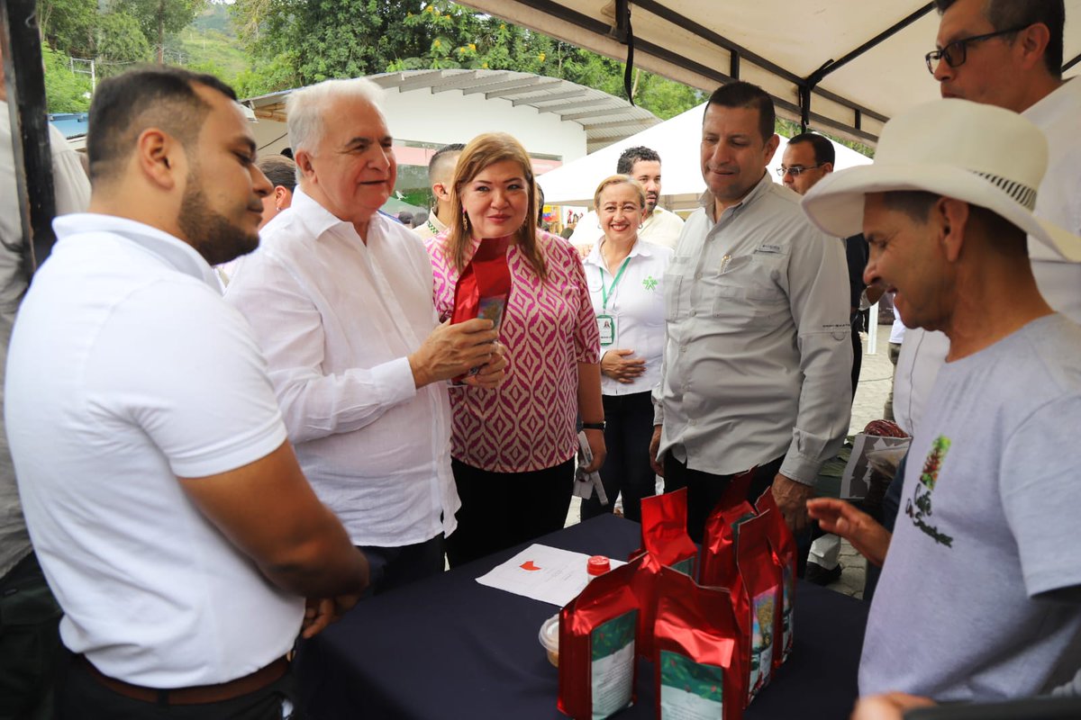 Amgasca's tweet photo. De igual forma el Gobernador del Huila visitó los stand de nuestros #EmprendedoresSENA, evidenciando el trabajo que lideramos para fomentar el emprendimiento, la innovación y la productividad en la región. https://t.co/Pw9qcGatf1