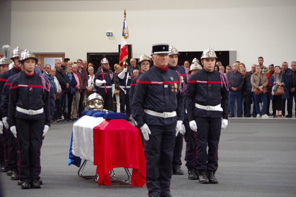 #Hommage | À Pontorson, un dernier au revoir rempli de tristesse a été rendu au sergent Lenoir qui, au péril de sa vie, a sauvé celle d’une autre. 
Reconnaissance éternelle de toute la Nation.
Soutien à sa famille, proches et collègues.