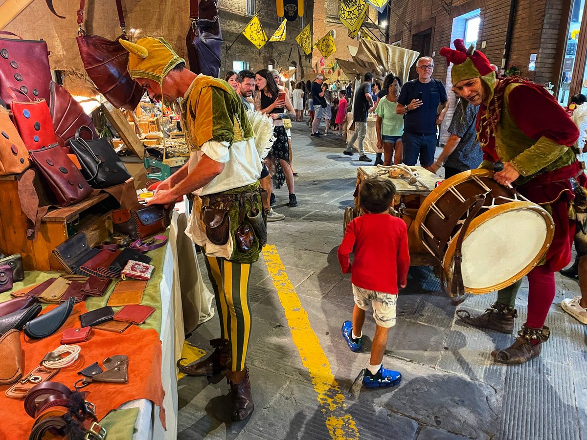 GardensInItaly's tweet photo. Pre-Palio is all a bit surreal in Città della Pieve.  #cittàdellapieve @terziere_borgo_dentro @paliodeiterzieri https://t.co/uNKUg5ZtEs