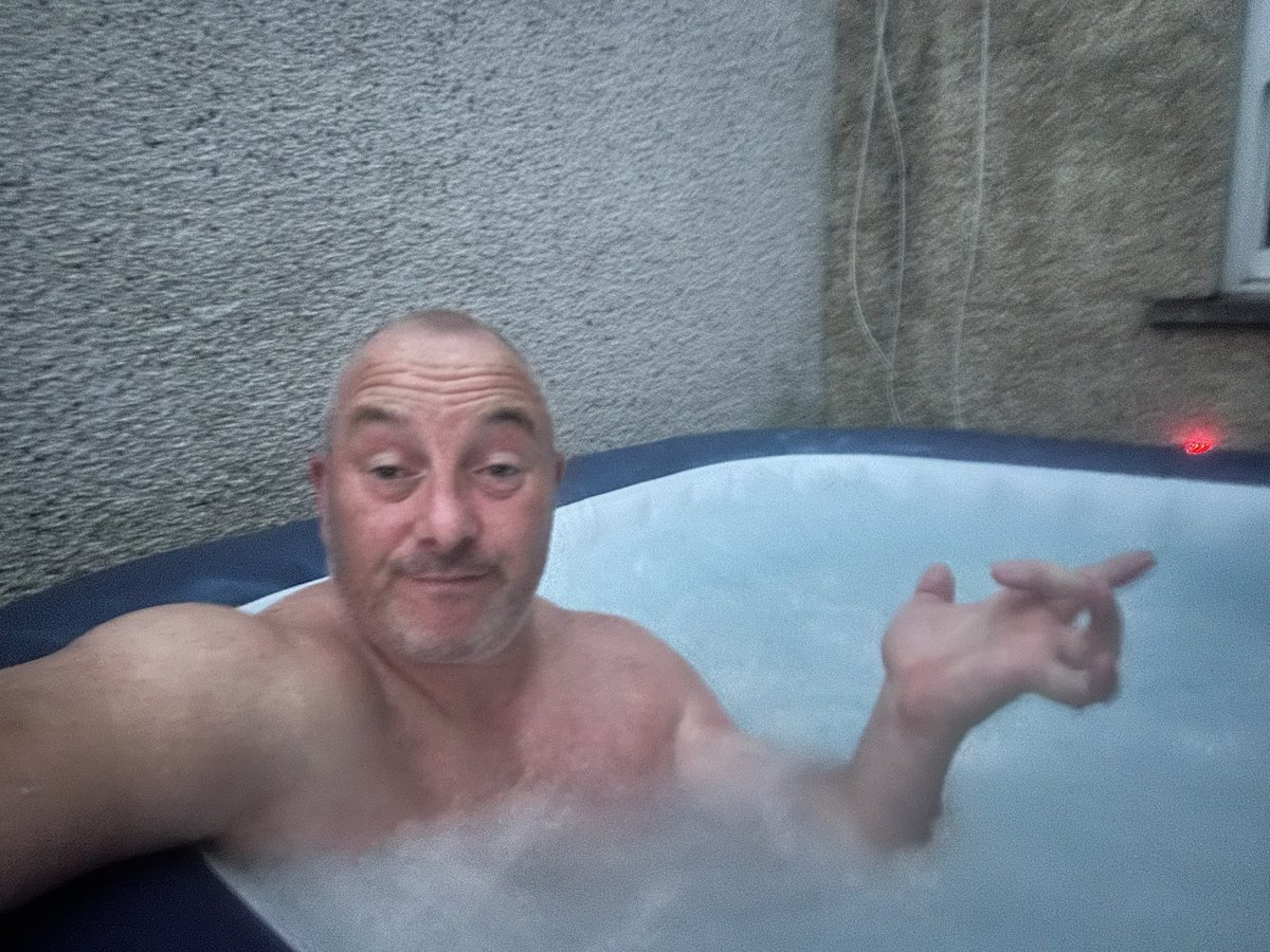 C_JSpriggs's tweet photo. What a summer, when in hot tub trying to relax your left side of tight muscles and p****** down ๐คฆโโ๏ธ๐ #gottolaugh #summer https://t.co/MuXmNIIVDr