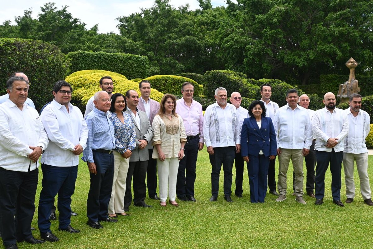 m_ebrard's tweet photo. Exitosa reunión de trabajo con Margarita González -Gobernadora electa de Morelos-  y su Gabinete. Avanzamos el portafolio de inversión 2025 y las prioridades del Estado. Ya listos para arrancar trabajo conjunto !! https://t.co/XBvhhydJ0Y