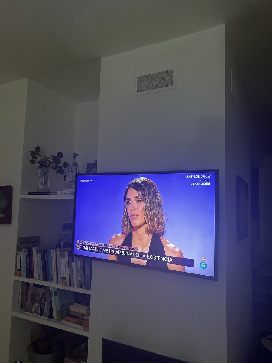 pilareyre's tweet photo. Me da mucha pena @sofiasuescun y rabia al mismo tiempo. Es el trasunto madre/hija del “o mía o de nadie” que tanto dolor ha causado. @deviernestv https://t.co/yNdgfSAxBL