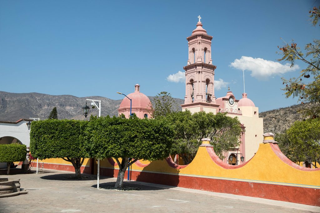 ReporteQRO_'s tweet image. En medio del desierto, un pueblo se esconde...🌵🤩
Calles ocre, cactáceas gigantes y un templo blanco que guía tu camino🤠
Un destino único a solo 2 horas de la ciudad de #Querétaro🚗
👉🏻acortar.link/udglKq