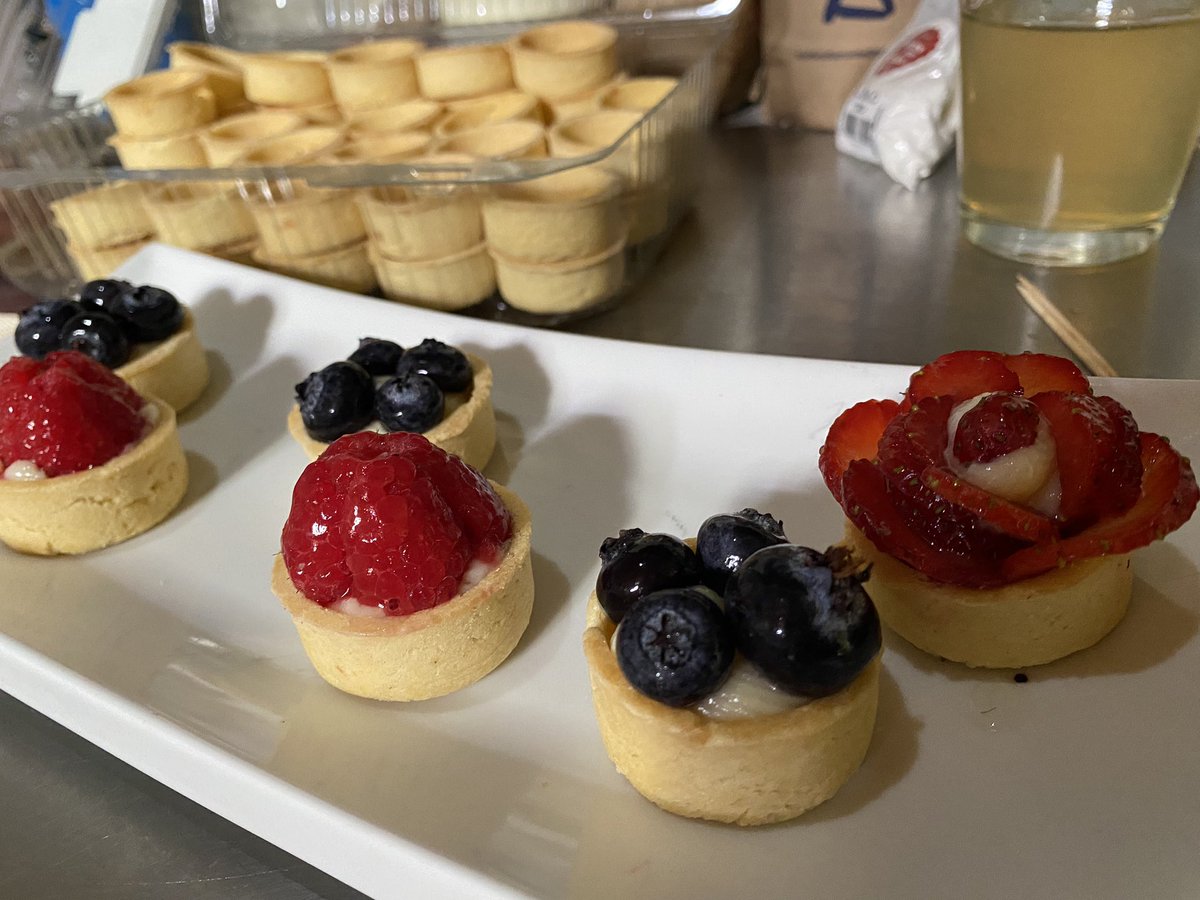 CarmenMarch3lly's tweet photo. Las minitartaletas están disponibles a la carta en sabores de fresas, arándanos y frambuesas. @lasiguacafe
#LaSiguaCafe #Minipostres #tartaletas #frutasfrescas https://t.co/jAyxCEciOE