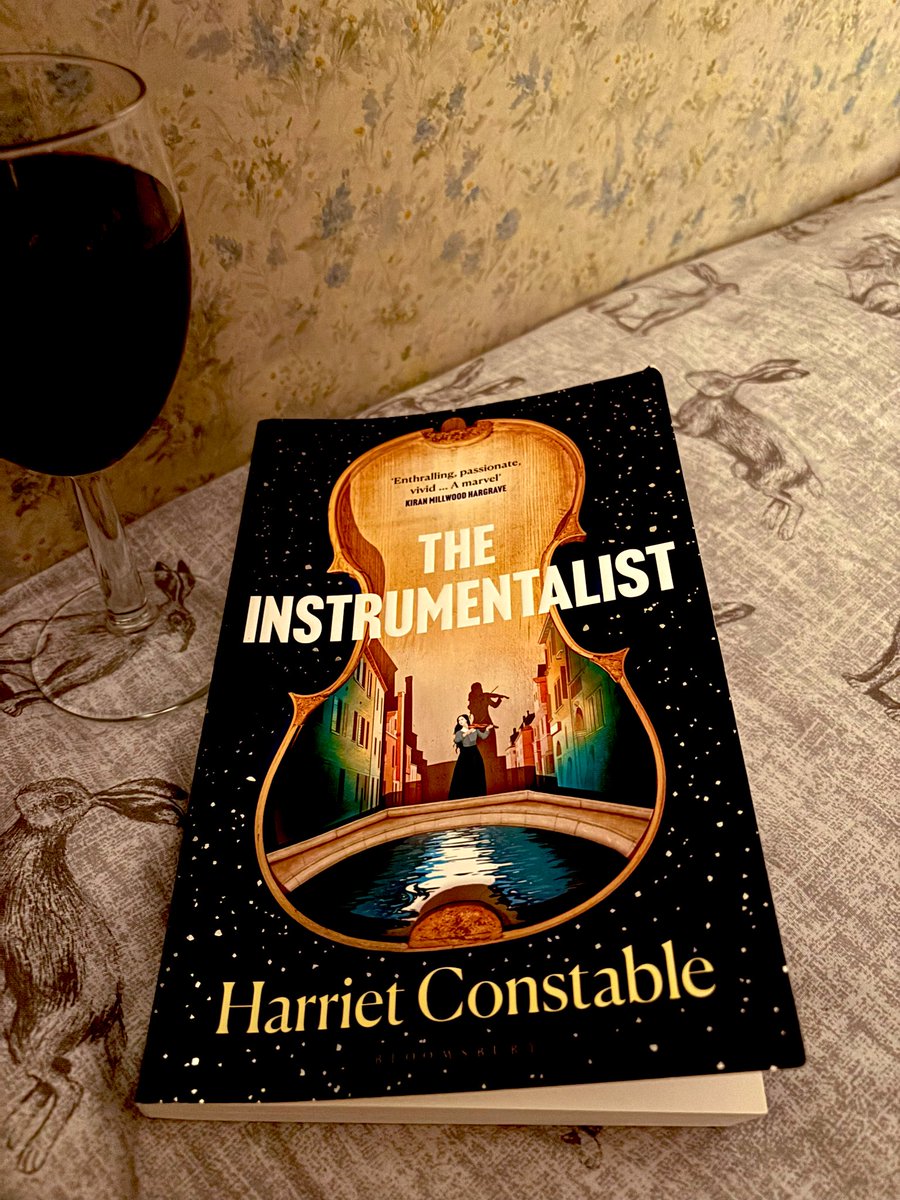 ShelfSiobhan's tweet photo. HOME 🥰 I’m just going to take it one day at a time and not stress or get annoyed, now I’m having a glass of vino a read of my book and going to sleep for maybe 15 hours 😬 there will be many tweets from me for the next 2 weeks as I document my thoughts and feelings 😬 #mindme https://t.co/OMDRoWbS0t