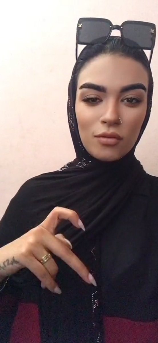 كنت زمان شغاله في محل ملابس كاشيير في منطقة شعبيه 
للاسف شغلتي كانت بتخليني اشوف حجات كتير غريبه وتهيج بس انا كنت بتكتفي بالمراقبه من اول البنات السيلز الي بتبيع ومنهم متجوزين ومنهم بنات لسه مع صاحب المحل و الزباين 
البروفة والسندرة حرفيا كانت ريحتهم نجاسه 
الي عايزني اكمل يقول