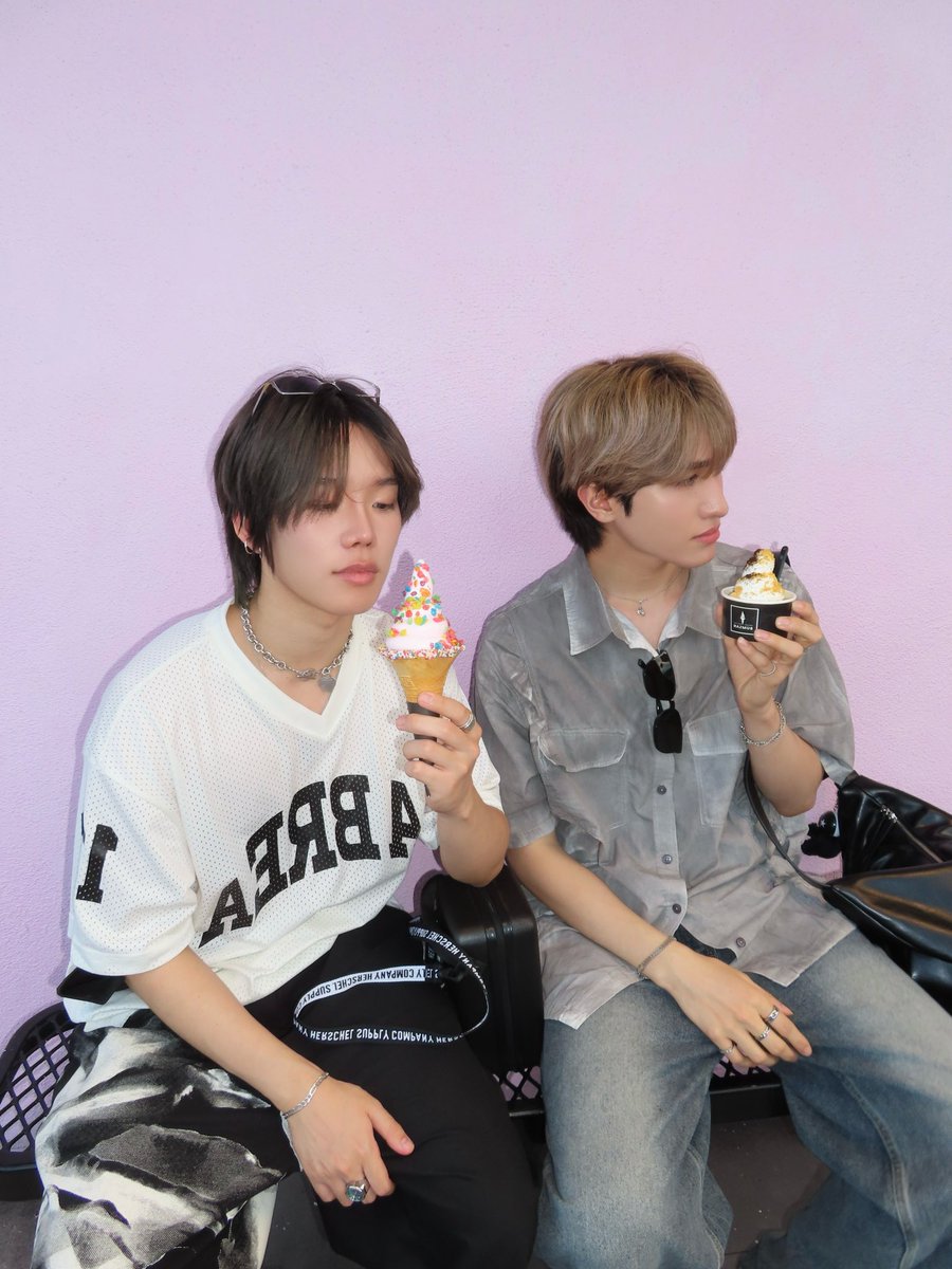 REWINDMEMBERS's tweet photo. What’s your favourite ice cream flavour?🍦

#REWIND #리와인드 #ELAYA #엘라야 #YOUNGJIN #영진 https://t.co/InMINdAnmo