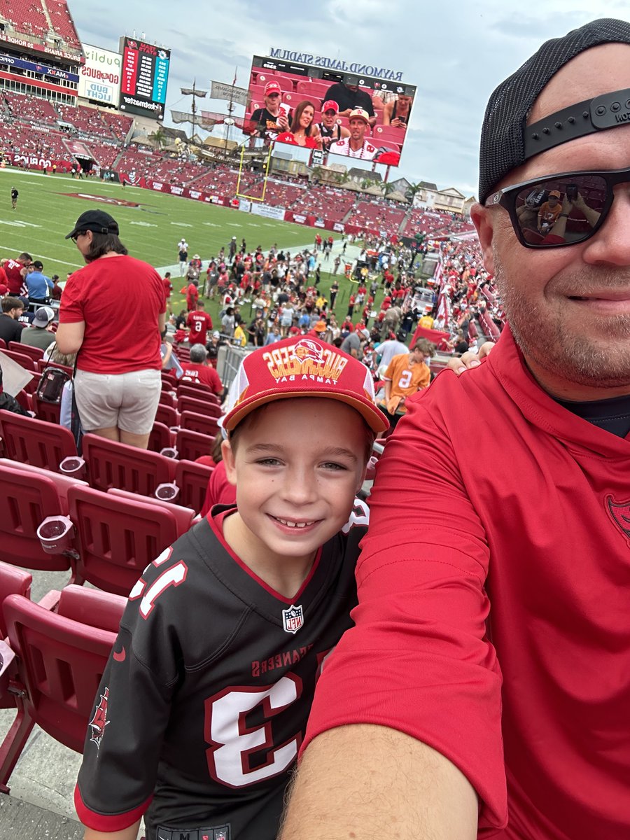 kmaloney54's tweet photo. Guys being dudes, pulling for the under in a preseason game! #MaxLeo #SamKM https://t.co/CgvSZPsuKC