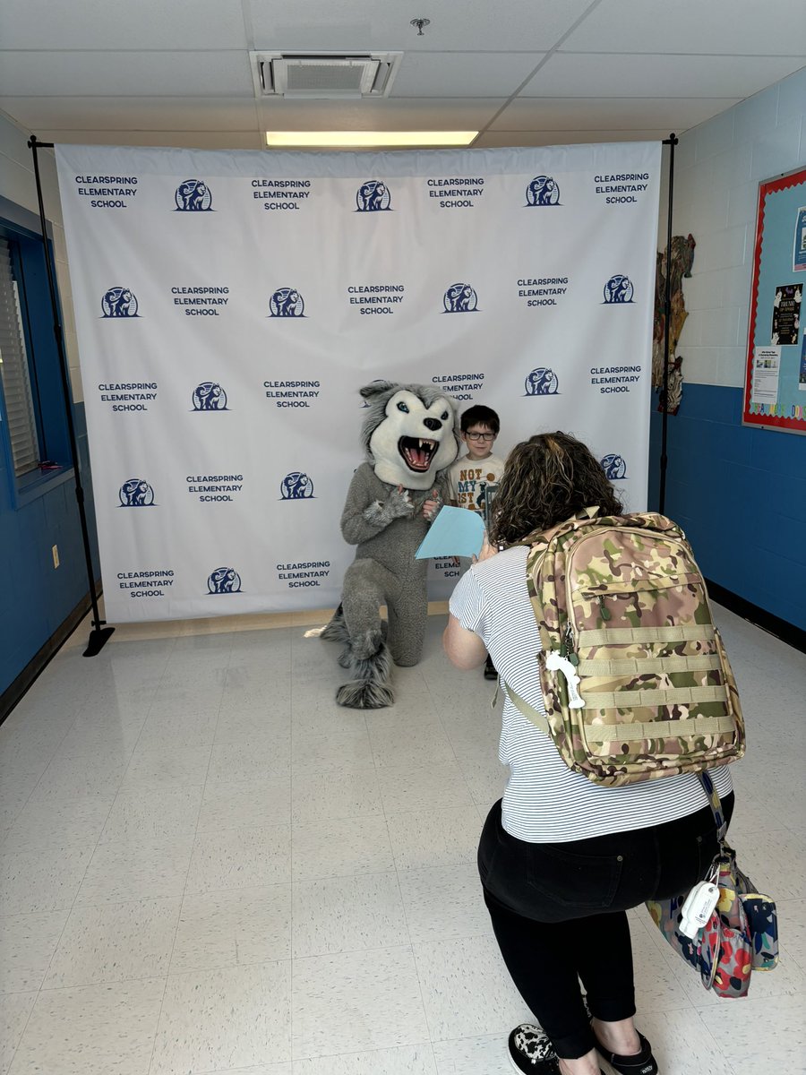 CESHuskies's tweet image. When you have the best staff, you have the best pre- service week! Thank you to fantastic PTA for a yummy BBQ and our CES families for making sneak peek a highlight of the week! #Brightandbold #GoHuskies #Awooo