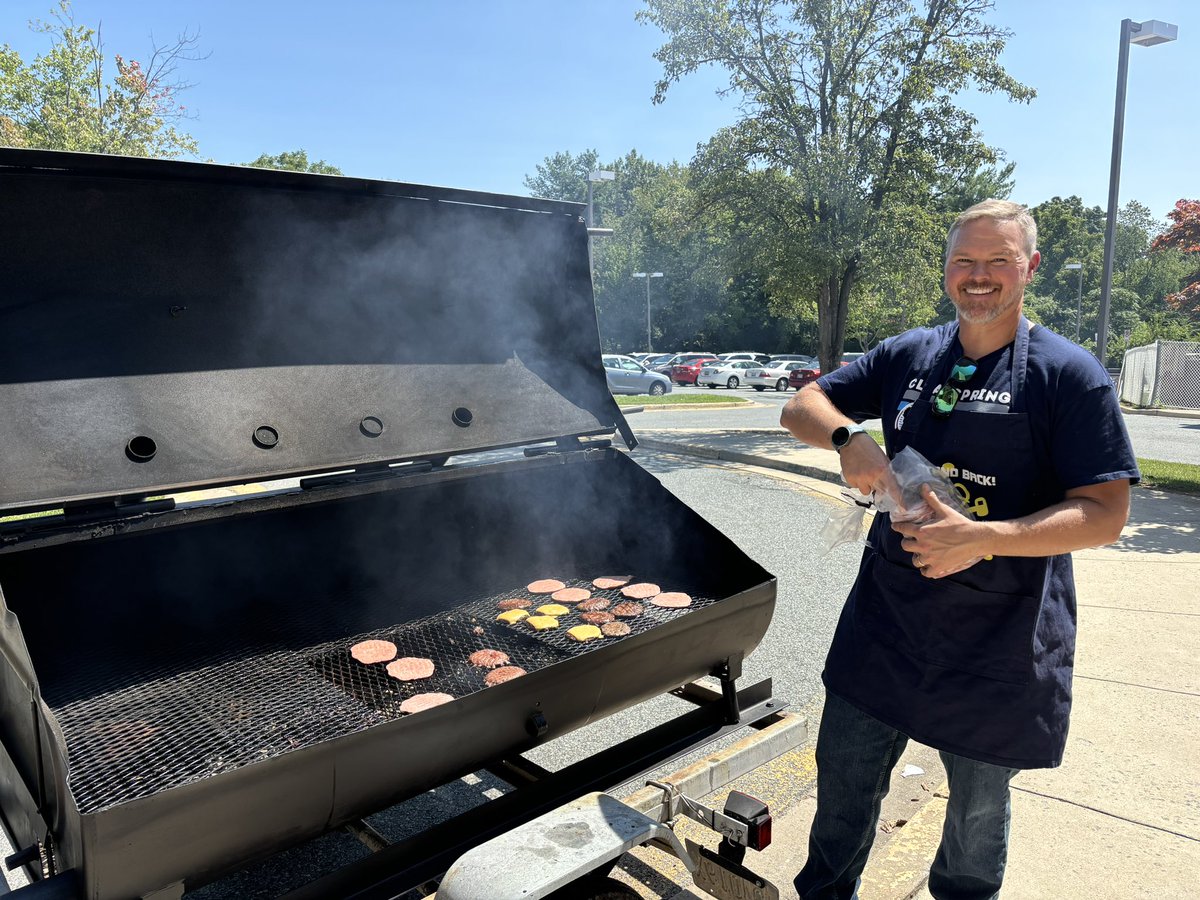CESHuskies's tweet image. When you have the best staff, you have the best pre- service week! Thank you to fantastic PTA for a yummy BBQ and our CES families for making sneak peek a highlight of the week! #Brightandbold #GoHuskies #Awooo