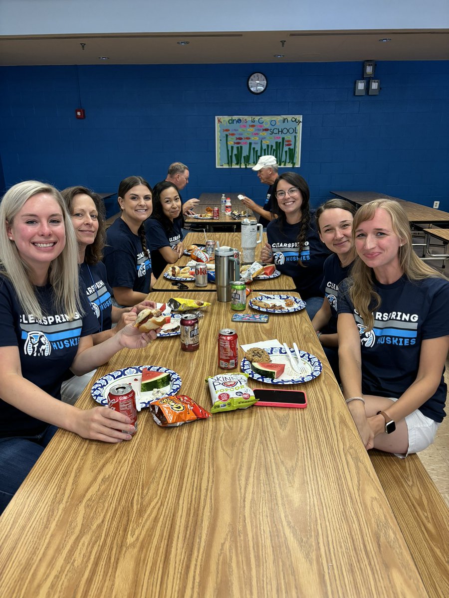 CESHuskies's tweet image. When you have the best staff, you have the best pre- service week! Thank you to fantastic PTA for a yummy BBQ and our CES families for making sneak peek a highlight of the week! #Brightandbold #GoHuskies #Awooo