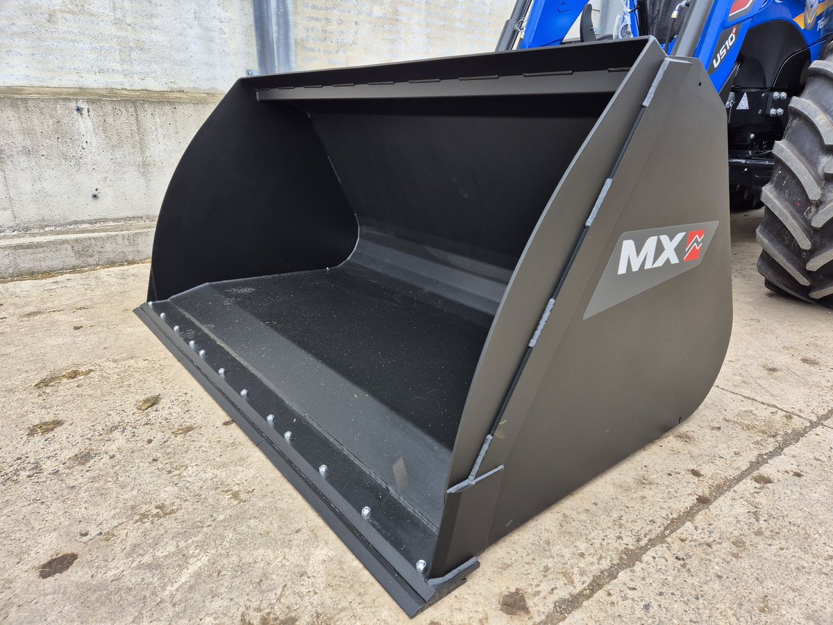 Joining the Fleet at Castellior Farm is this Brand New T6.180 DCT. 

This is complete with a New Gen MX U510 Plus and a BC230 HD Grain bucket! 

A Big thank you to <a href="/Dylancastellior/">Dylan Jones</a> for your contuned Business. 

@NHAG_UKandROI