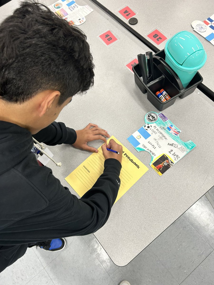 Streinsclass's tweet photo. On project turn-in days, we always do #carouselfeedback for peer reviews and praise. @kaganonline #kaganambassadors #cooperativelearning #itsallaboutengagement https://t.co/Nc78K98V6W