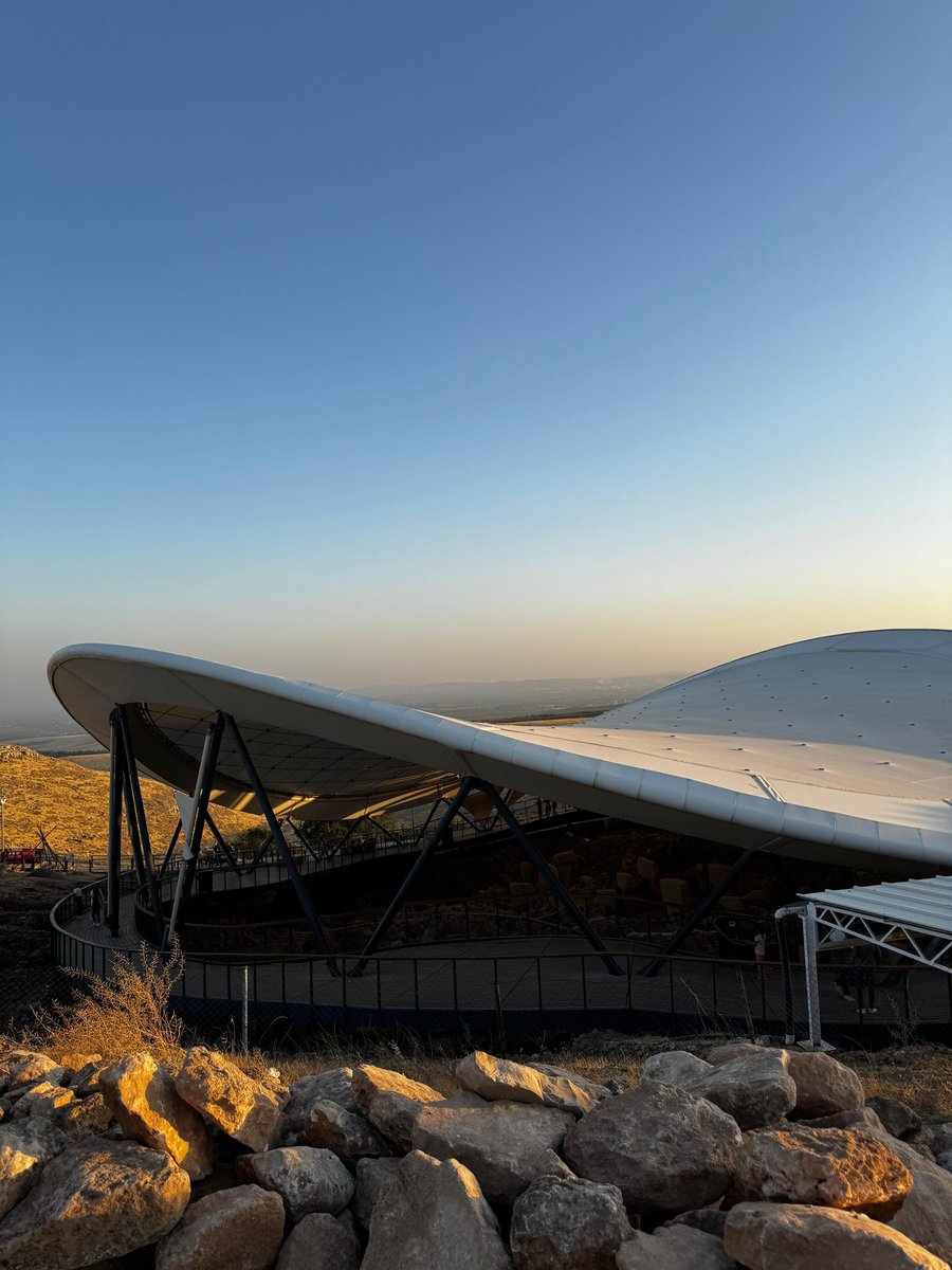 Göbeklitepe arkeolojik alanı, aslında insanlık tarihinin yeniden yazılmasını mümkün kıldığı için adını sıklıkla duymanız ve hakkında pek çok projenin gerçekleştirilmesi hiç de şaşırtıcı değil. Peki, “İnsanlık tarihinin sıfır noktası” ve “medeniyetin doğduğu yer” olarak
