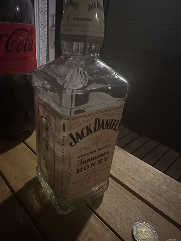 stroniski_off's tweet photo. Première teille de jackda terminée sur le séjour @clemH24 tu sais pas à quel point je pourrais te charmer au niveau de mon humour débloqué à ce niveau là franchement t’as mal estimé ton tweet c moi qui te le dit et toutes la commu gitans qui vas avec j’te le jure sur m’es morts https://t.co/xcniKJEGYU
