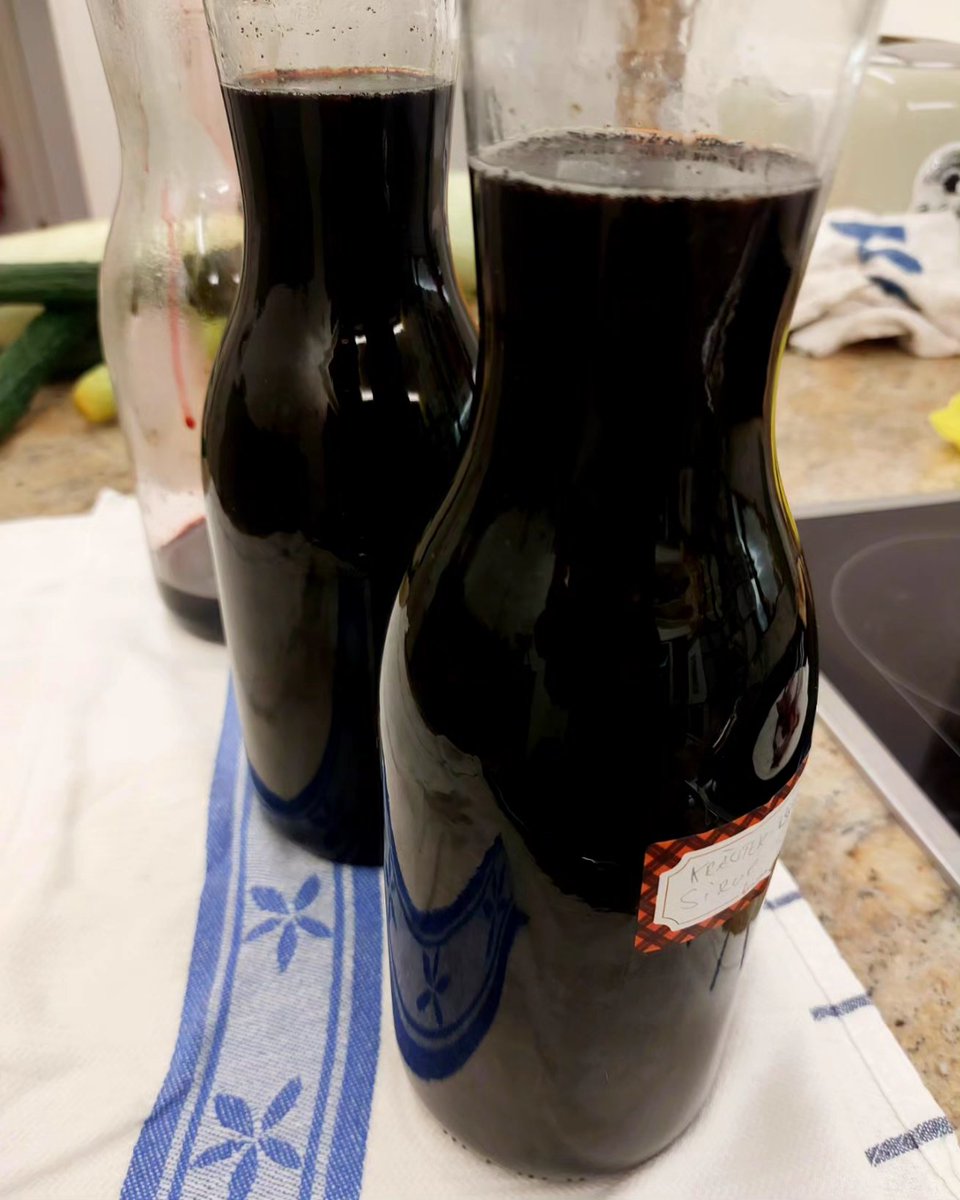 GrunzeugD's tweet photo. #Apfelessig aus den Apfelresten
#Hollerpunsch für die kalte Jahreszeit (und ein bisschen zum Gleichprobieren) 🤭
#Weckerl fürs Frühstück...wobei die Zeitangabe für mein Backrohr nicht ganz entsprochen hat...1 Blech etwas zu sehr karamellisiert, aber ich hatte eh 3. 😄 https://t.co/xFN1k2bjay
