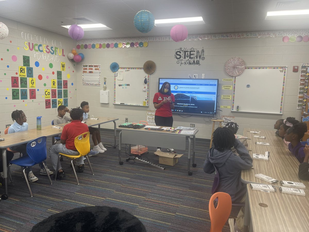 BethanyITC's tweet photo. Coaching and supporting is my JAM! 🎉 Today at @JohnRLewisElem1, I teamed up with Mrs. Scott, STEAM teacher, to model how to use @Ozobot with students. For the first lesson, we let them explore and use color codes! 🎨🤖 #STEAM https://t.co/1SHGiOeVtH