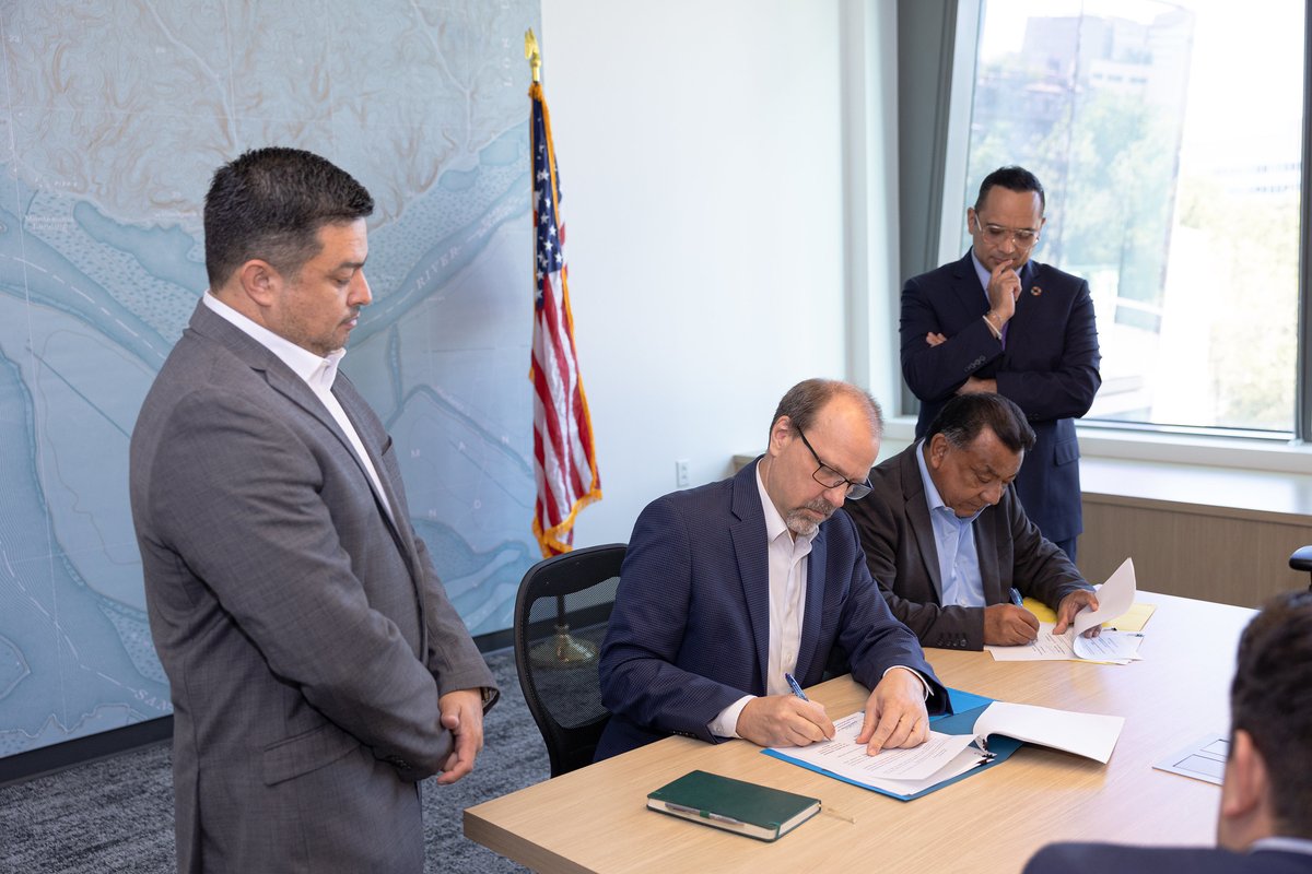 CalEnergy's tweet image. 📢Big news!

Recently, #CalEnergy Commissioner Andrew McAllister signed a partnership agreement (MOU) with the Energy Commission of Baja California, MX.🤝🇲🇽

The 2 states will collab on #RenewableEnergy, #GridReliability, zero-emission mobility, &amp;amp; more!💪⚡

#BuildingEfficiency