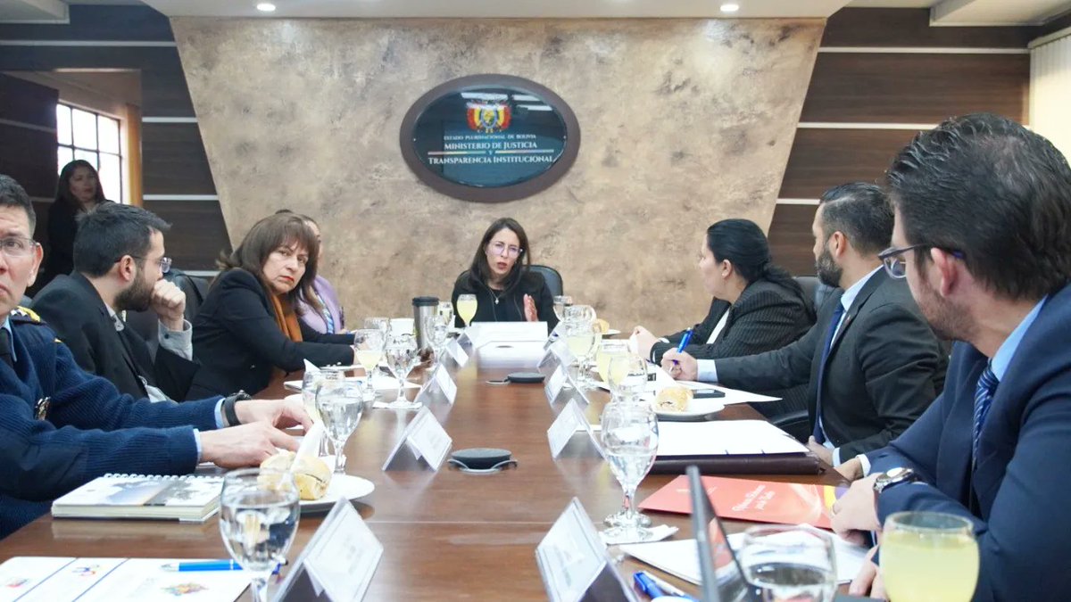 Emb. en Bolivia tweet media