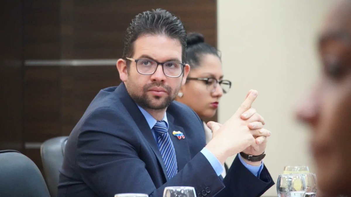 Emb. en Bolivia tweet media