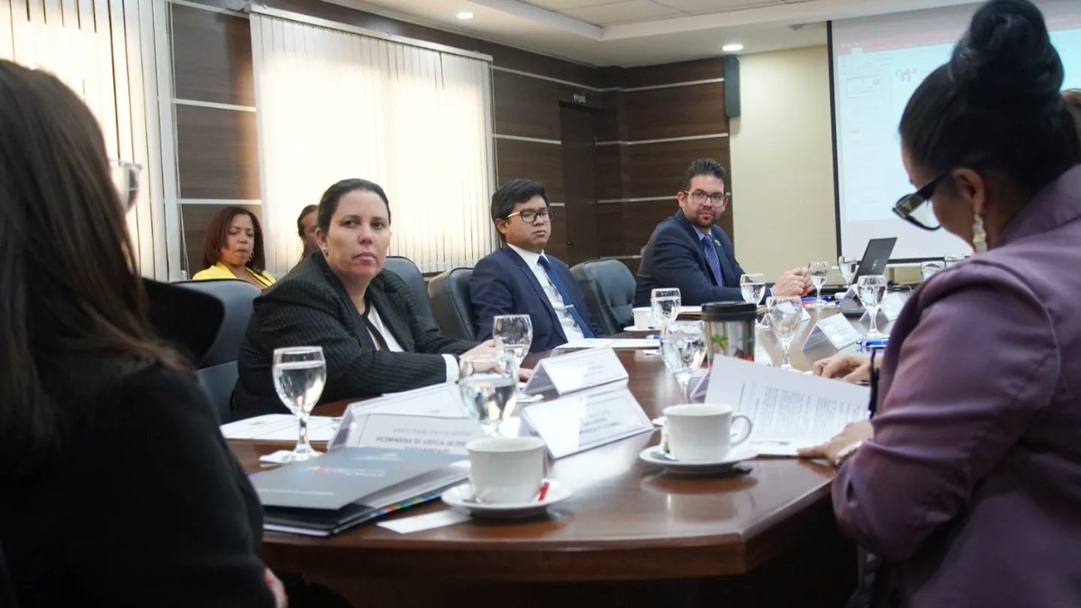 Emb. en Bolivia tweet media
