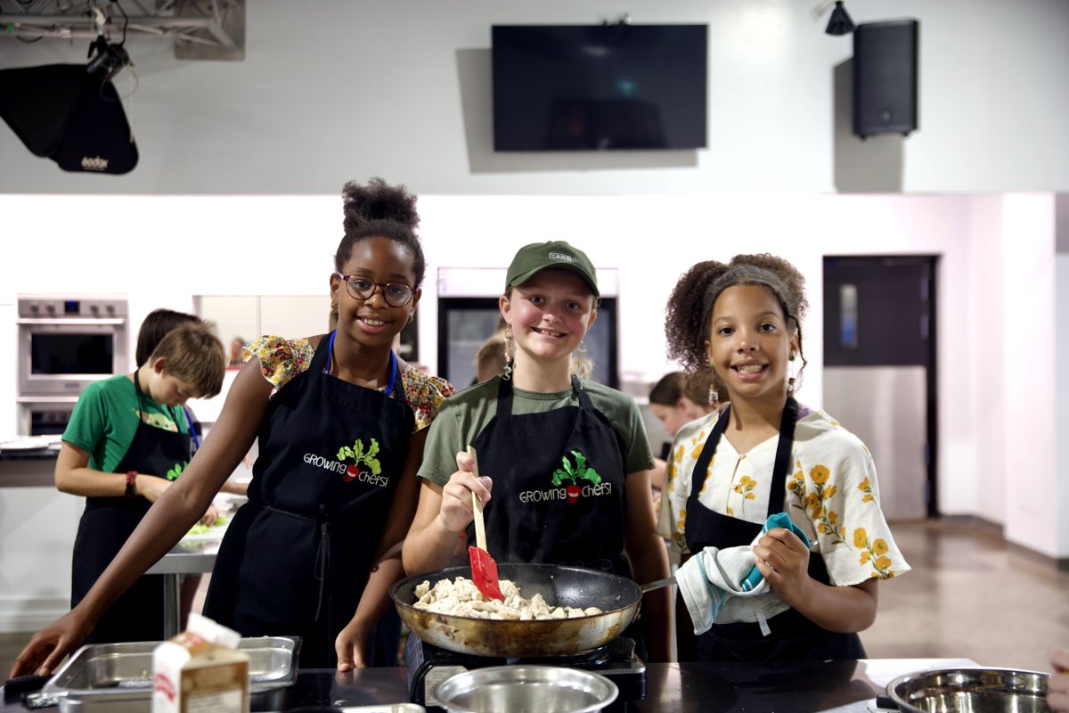 We had an incredible day discussing the importance of food education in our schools and communities with The Honourable MP Jenna Sudds, Minister of Families, Children and Social Development and MP Peter Fragiskatos preparing food in our Know Your Roots Summer Camp.