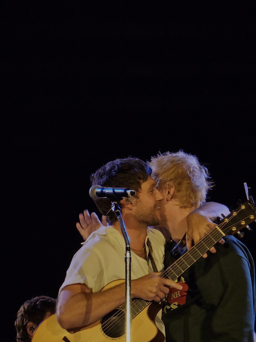 Harry and Niall News! on X: "Niall Horan and Ed Sheeran hugging on stage  tonight! https://t.co/0U7PyvEFmg" / X