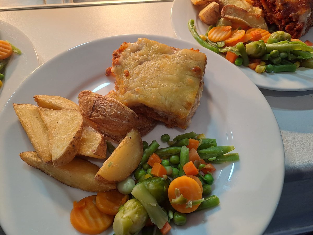 pk_belfast's tweet photo. It’s been another extremely busy evening at our drop in with over one hundred dinners provided to those in need, provided hair cuts, we also made housing referrals and were able to assist with transport to hospital. 
#PeoplesKitchenBelfast 
#SupportingThoseInNeed https://t.co/8muBzsApt9