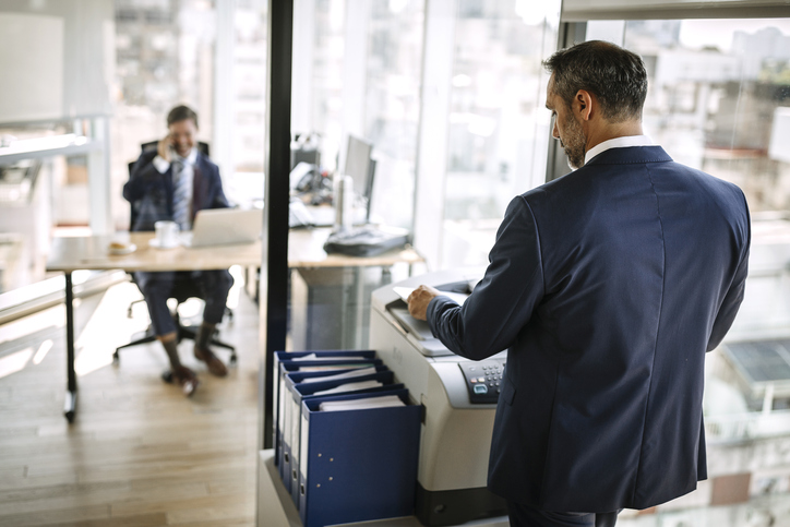 jvmccann's tweet image. 3/4 of CEOs are not prioritizing a full-time return to the office, noting that adopting hybrid work has led to improved engagement and collaboration. Additionally, 76% of CEOs said flexible work arrangements boost retention. #ReturnToOffice link-shortener.io/TUqkFoWBe8whRp…