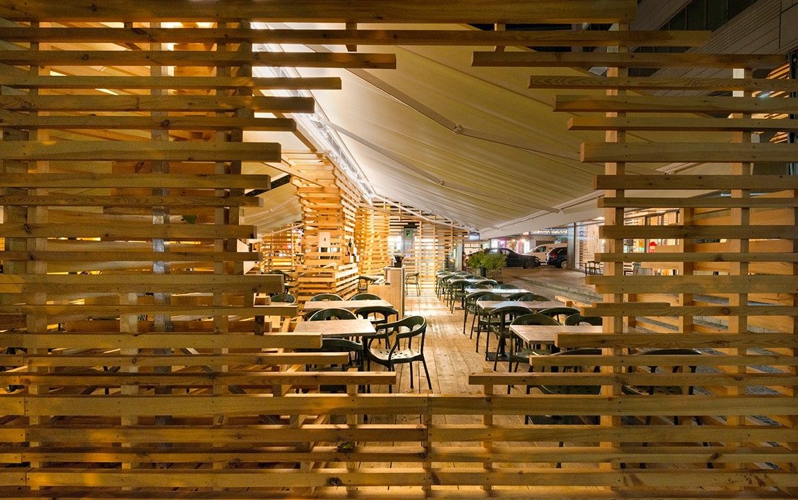 Designed for easy assembly and disassembly, this garden structure features rhythmically arranged wooden laths that adapt to the changing needs of the space.

Details: arc.ht/4dWGTjB | 📍Prague, Czechia
