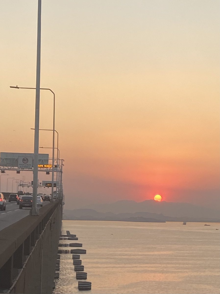 dinizsergio1's tweet photo. O que foi esse for do sol que peguei agora na ponte vindo pro Rio 🙌🏼✌🏼 https://t.co/NAavbOtswg