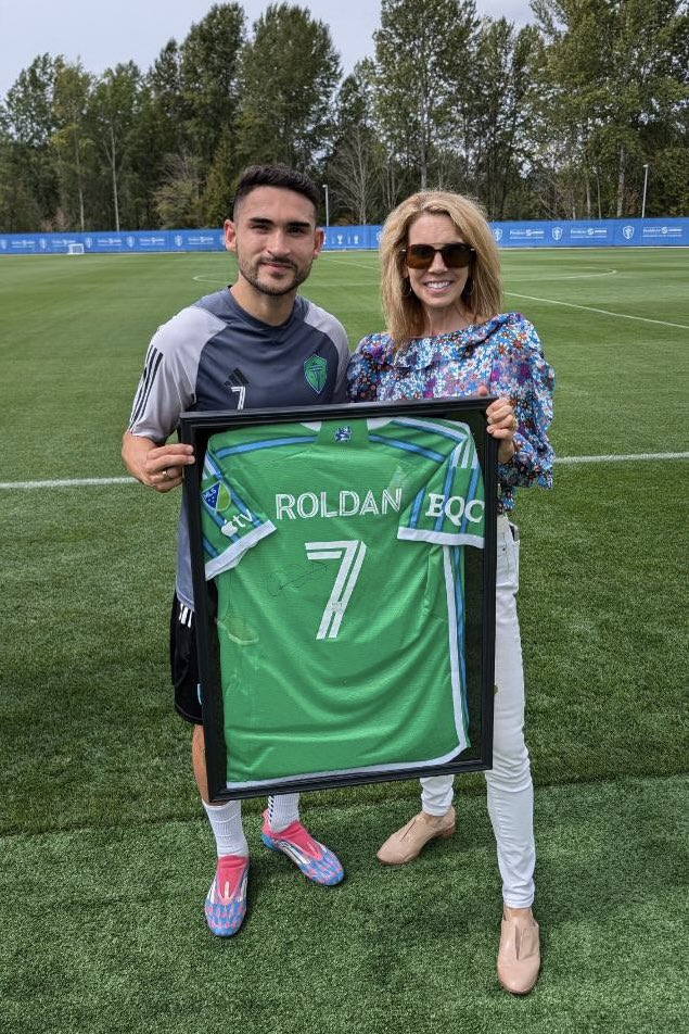 MichellMillman's tweet image. Thank you @SoundersFC for your support of @CancerPathways ✨⚽️
@JmoSmooth13 @Stefan24Frei @CristianRoldan signed their jerseys for one of our fundraisers. This will help us continue to offer our programs at no cost to those who need us. #cancer #cancersupport #community #sounders