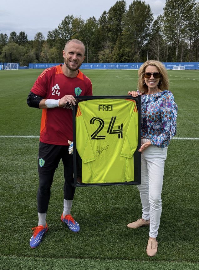 MichellMillman's tweet image. Thank you @SoundersFC for your support of @CancerPathways ✨⚽️
@JmoSmooth13 @Stefan24Frei @CristianRoldan signed their jerseys for one of our fundraisers. This will help us continue to offer our programs at no cost to those who need us. #cancer #cancersupport #community #sounders