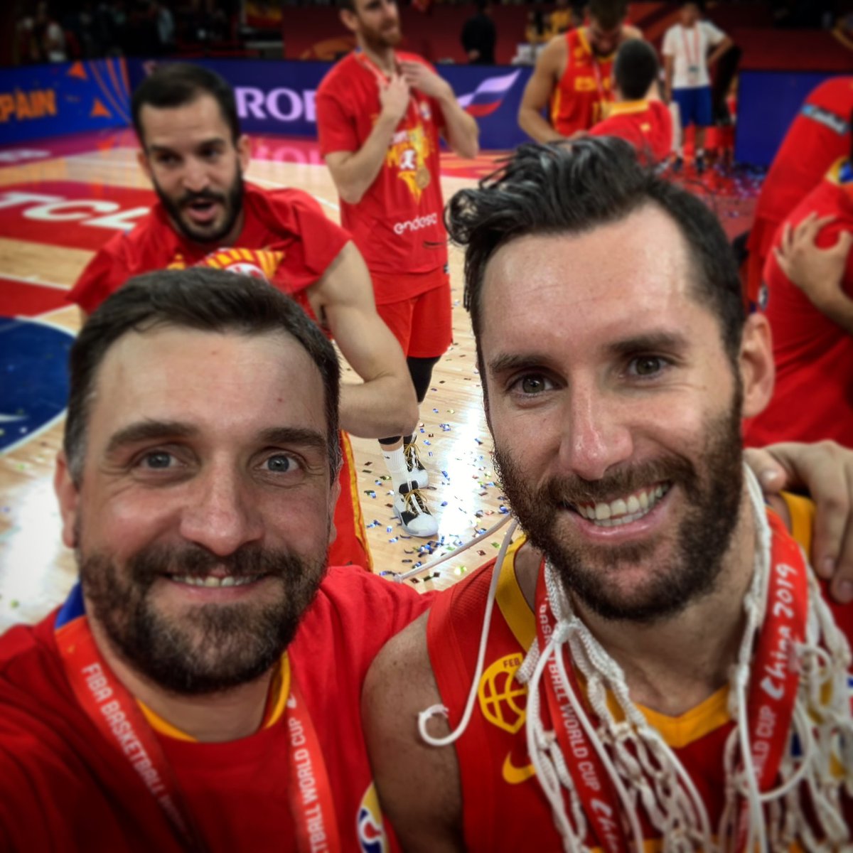 El jugador más laureado de la historia de nuestro baloncesto pone punto y final a una carrera sin igual! 
Gracias por tanto !!! 
#rudyfernandez